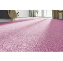 Nahaufnahme eines hellen Schlafzimmers mit einem rosafarbenen Teppichboden