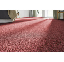 Nahaufnahme eines Wohnzimmers mit einem hochflorigen Teppich