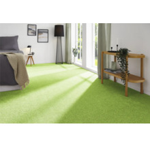 Modernes Schlafzimmer mit grünem Teppichboden, Bett, Lampe und Dekoration