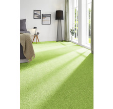 Schlafzimmer mit Teppichboden in hellem Farbton, Bett, Stehleuchte und Fenster