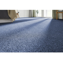 Blauer Teppichboden im Schlafzimmer