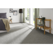 Helles Schlafzimmer mit Teppichboden, Bett, Stehlampe und Beistelltisch