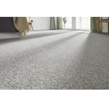 Grauer Teppichboden in einem hellen Schlafzimmer