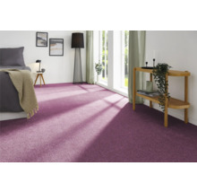 Schlafzimmer mit lila Teppichboden, Bett, Fenster und Dekoration für eine gemütliche Atmosphäre.