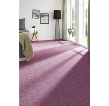 Schlafzimmer mit lila Teppichboden, Bett, Lampe und Fenstern für ein gemütliches Ambiente.