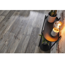 Boden mit Paneelen in Holzoptik und Beistelltisch mit Dekoration