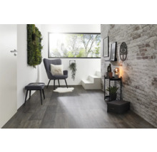 Modernes Wohnzimmer mit Sessel, Hocker und dekorativen Elementen