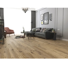 Wohnzimmer mit Sofa, Sessel und Holzboden