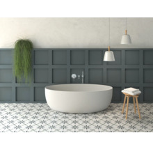 Badezimmer mit freistehender Badewanne, dekorativen Fliesen und Wandpaneelen