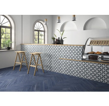 Innenraum mit Tresen, geometrischen Fliesen und Holzfußboden in Fischgrätmuster