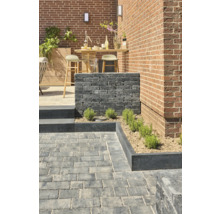 Außenbereich mit Pflastersteinen, Mauer und Bar