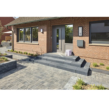 Außenaufnahme eines Hauses mit Pflastersteinen, Treppe und Haustür