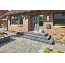 Einfamilienhaus mit Pflastersteinen, Treppe und Haustür