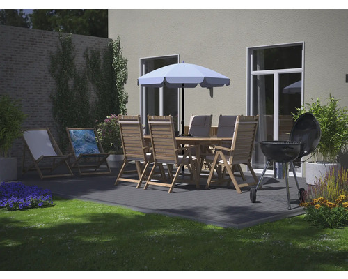 Produktbild 6 (groß) Gartenszene mit Esstisch, Stühlen, Sonnenschirm und Grill auf einer Terrasse.