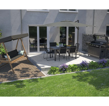 Terrasse mit Gartengrill, Gartengarnitur und Schaukel