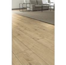 Bodenbelag aus Laminat in einem Wohnraum mit Sofa und Teppich