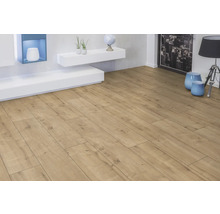 Verlegter Laminatboden im Wohnzimmer mit weißen Möbeln.