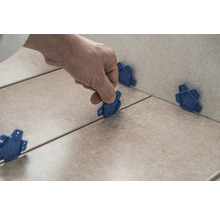 Fliesenverlegung mit Nivelliersystem und Fliesen