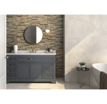 Badezimmer mit Waschtisch, Spiegel und Wandverkleidung im Steinlook