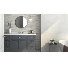 Helles Badezimmer mit Waschtisch, Spiegel, Badewanne und Fliesenwand