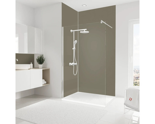 Helles Badezimmer mit Dusche, Waschtisch und Handtuch