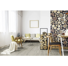 Wohnzimmer mit Sofa, Tisch, Stühlen, Holzwand und Kaminholzregal.