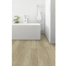 Badezimmer mit Badewanne, Leiter und hellem Holzboden