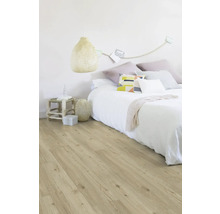 Schlafzimmer mit Bett und hellem Holzboden