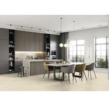 Heller Speiseraum mit Esstisch, Stühlen, Einbauküche und großen Fenstern.