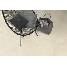 Szene mit einem Stuhl mit Kissen und einer Tasche