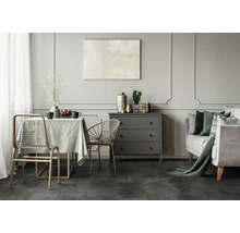 Wohnzimmer mit Esstisch, Stühlen, Kommode und Sofa in einem modernen Design.