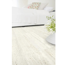 Heller Schlafzimmerboden mit Bett und Blumenvase