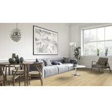 Heller Wohnraum mit Esstisch, Sofa und großem Fenster.