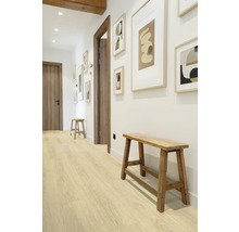 Flur mit Holzboden, Holzbänken und gerahmten Bildern an der Wand