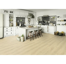 Helle Küche mit Kücheninsel, Barhockern und hellem Holzboden.