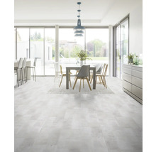 Heller Wohnraum mit Esstisch und Vinylbodenbelag in Steinoptik