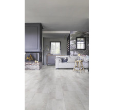 Helles Wohnzimmer mit Kamin, Sofa und hellem Holzboden