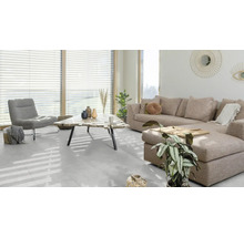 Wohnzimmer mit Sofa, Sessel, Couchtisch und Jalousien