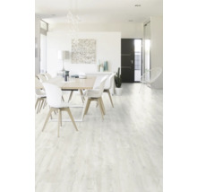 Heller Wohnraum mit Esstisch und hellem Holzboden.