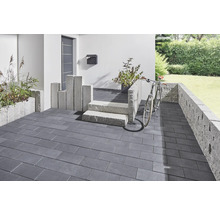 Außenbereich mit Pflastersteinen, Treppe und Bepflanzung