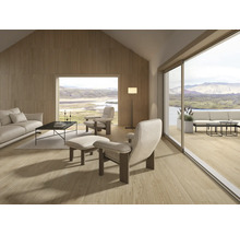 Wohnzimmer mit Sofa, Sesseln, Couchtisch und Blick auf die Landschaft