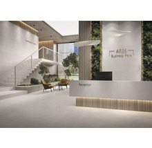 Empfangsbereich mit Treppe, Sitzbereich und Begrünung