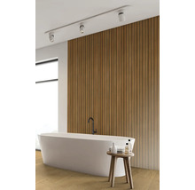 Badezimmer mit freistehender Badewanne, Holzpaneelwand und Deckenleuchte