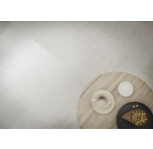 Szene mit Fliesenboden und Tischgedeck mit Kaffeetasse und Snacks.