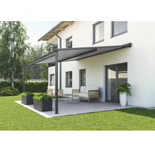 Terrasse mit Markise, Gartenmöbeln und Bepflanzung