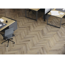 Büroszene mit hellbraunem Fischgrät-Vinylboden und Büromöbeln