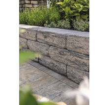 Gestapelte Gartenmauersteine ​​mit Bepflanzung