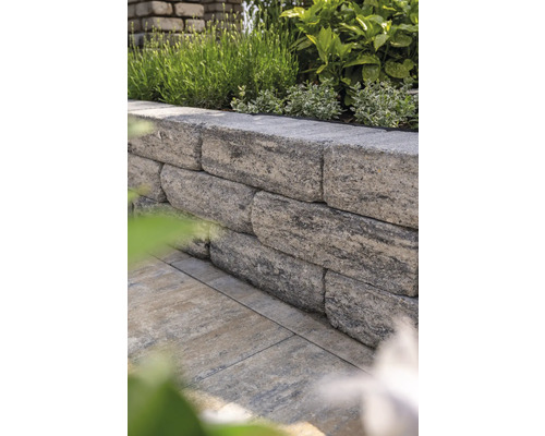 Gestapelte Gartenmauersteine ​​mit Bepflanzung