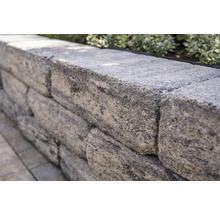 Natursteinmauer aus grauen Steinen