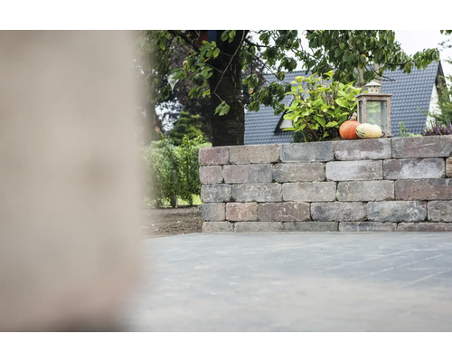 Gartenmauer aus Ziegelsteinen mit Dekoration